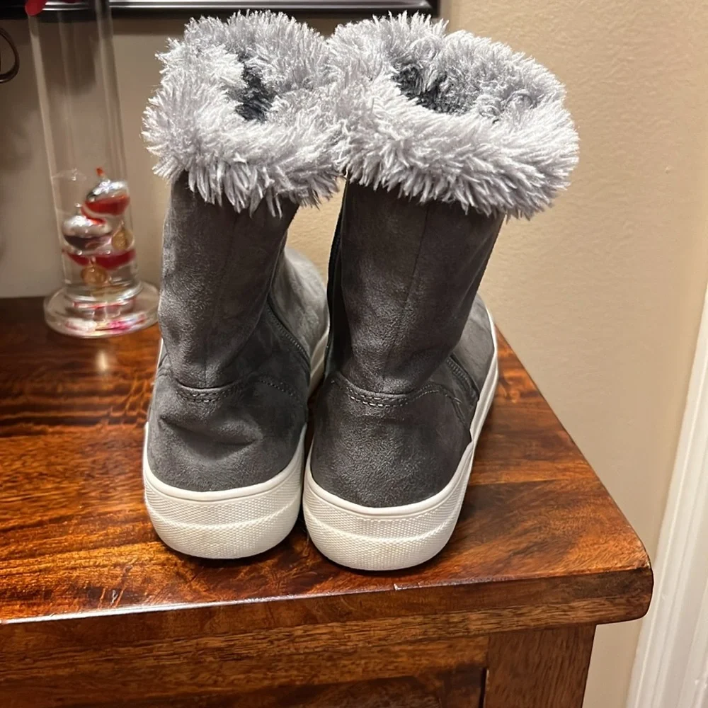 Mia Womens Merion Gray Faux Suede Boots in Size 7.5, EUC